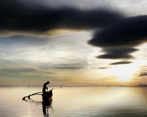 Превью обои рыбак, озеро, облака, небо, лодка