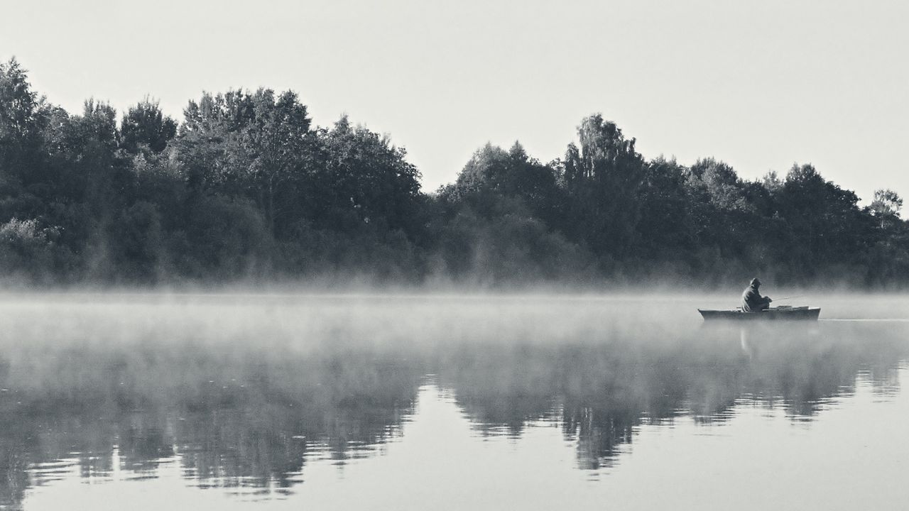 Обои рыбак, туман, утро, река, черно-белые