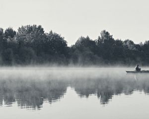 Превью обои рыбак, туман, утро, река, черно-белые