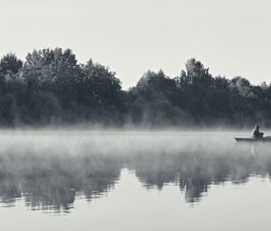 Превью обои рыбак, туман, утро, река, черно-белые