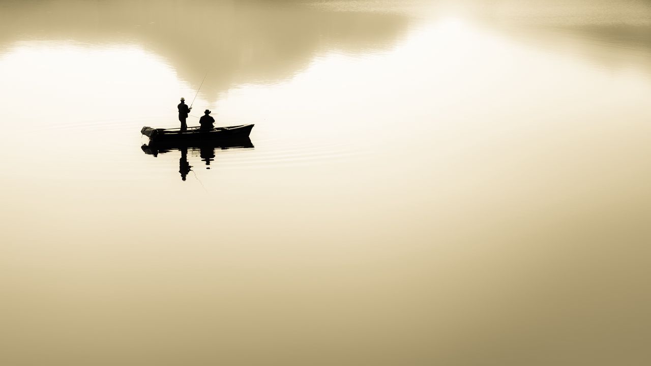 Обои рыбаки, лодка, озеро, силуэты, минимализм