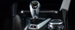 Превью обои рычаг, коробка передач, машина, панель управления, bmw m3, bmw