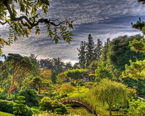 Превью обои сад, небо, облака, мост, растительность, дендрарий, листья, беседка, зеленый
