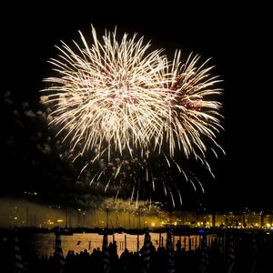 Превью обои салют, фейерверк, небо, темный