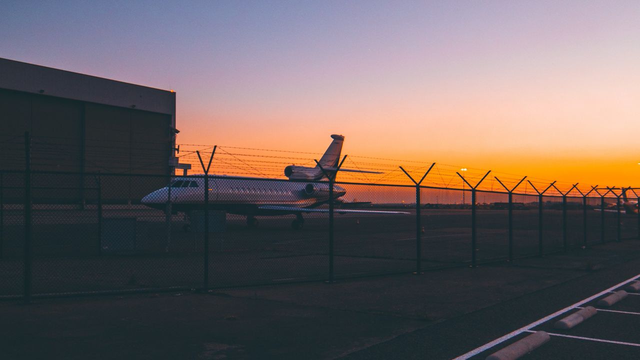 Обои самолет, аэропорт, взлетная полоса, закат