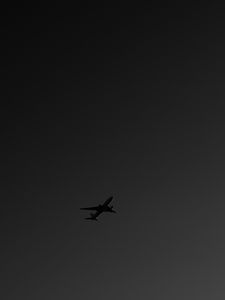 Превью обои самолет, чб, небо, полет, темный, минимализм