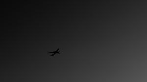 Превью обои самолет, чб, небо, полет, темный, минимализм