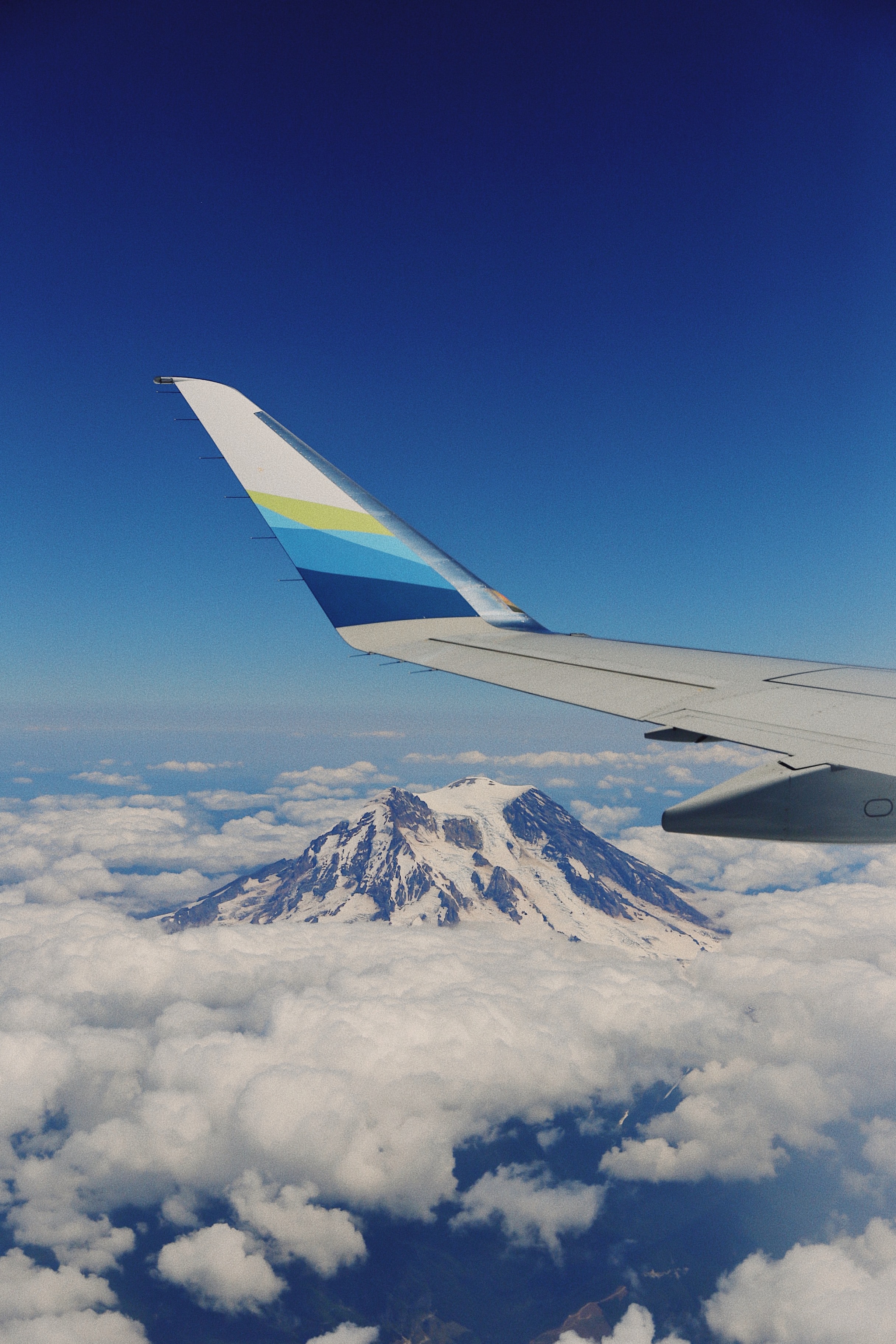 Mountain plane. Самолет в небе. Обои самолет. Самолет на фоне гор. Самолет над горами.