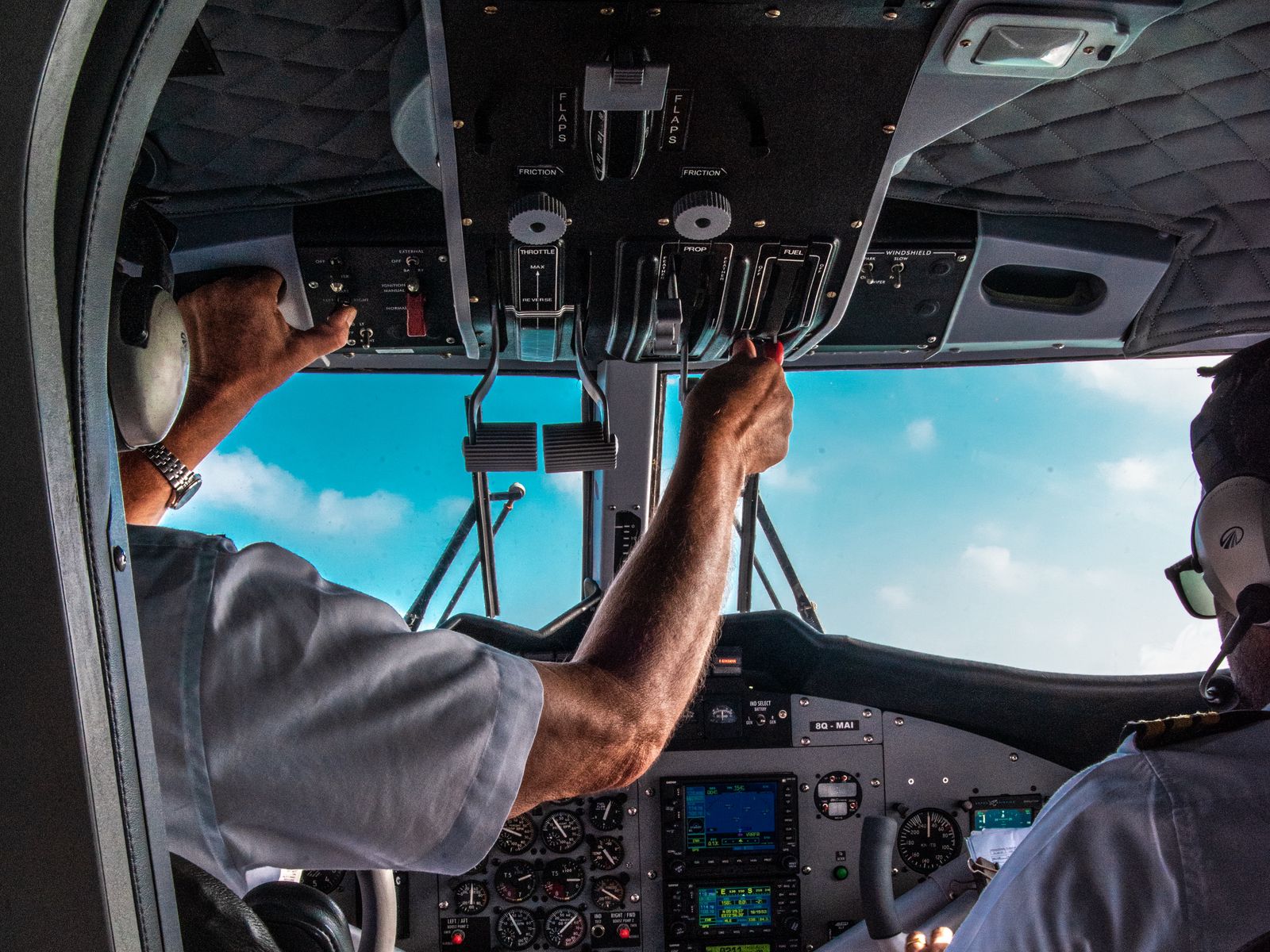 Управляющий пилот. Кабина пилота. Кабина пилота управление. Pilot Cockpit. Кабина пилот Embrace e185.