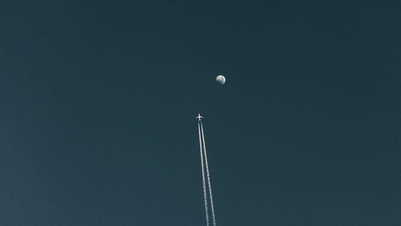 Обои самолет, луна, небо, минимализм, полет, след