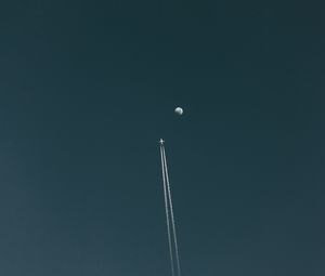 Превью обои самолет, луна, небо, минимализм, полет, след