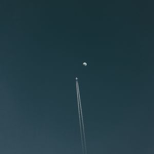 Превью обои самолет, луна, небо, минимализм, полет, след