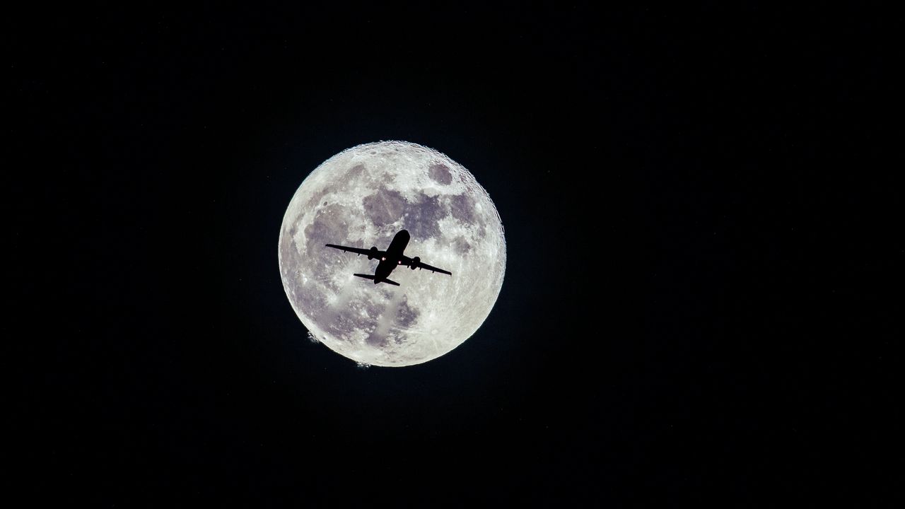 Обои самолет, луна, полет, чб