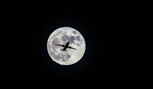 Превью обои самолет, луна, полет, чб