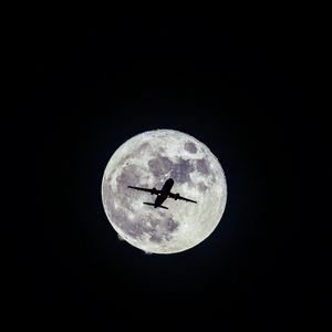 Превью обои самолет, луна, полет, чб