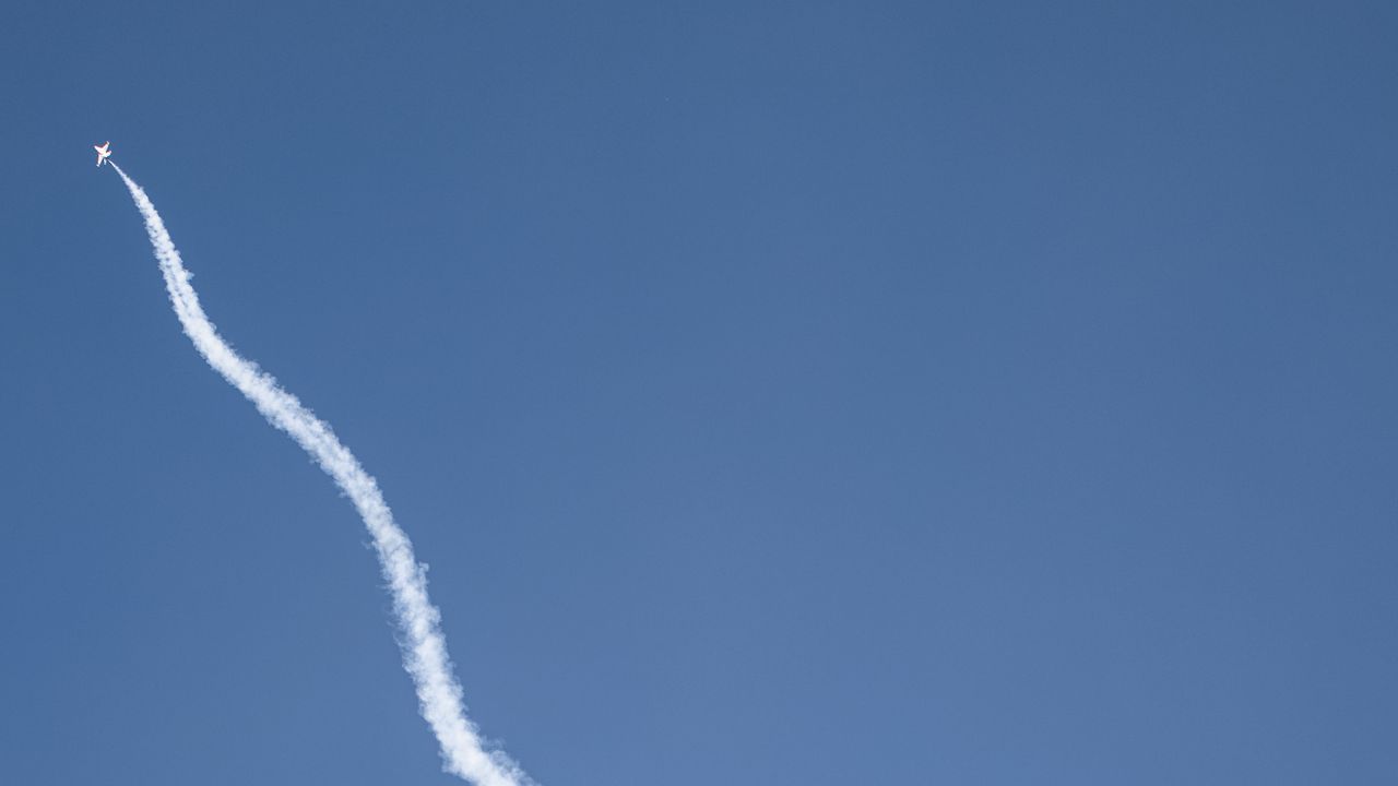 Обои самолет, небо, полет, синий, минимализм