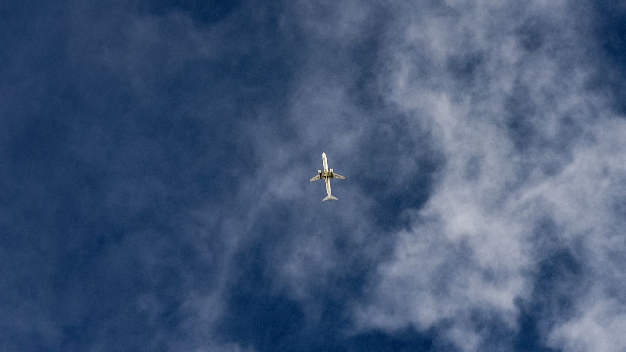 Обои самолет, небо, полет, облака, вид снизу