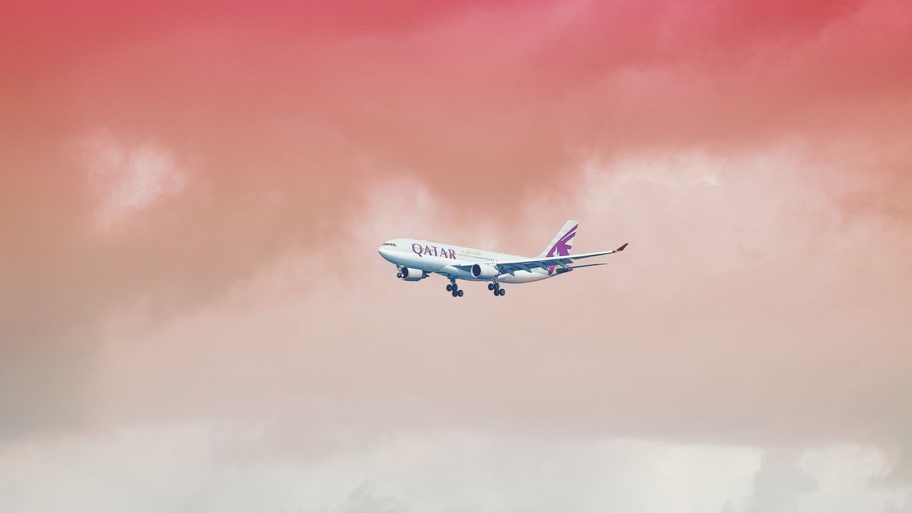 Обои самолет, небо, полет, градиент, красочный, облака