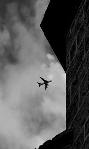 Превью обои самолет, облака, полет, здание, черно-белый