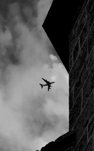 Превью обои самолет, облака, полет, здание, черно-белый