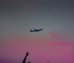 Превью обои самолет, рука, небо, звезды, полет, вдохновение