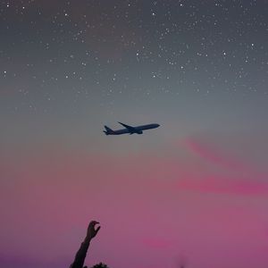 Превью обои самолет, рука, небо, звезды, полет, вдохновение