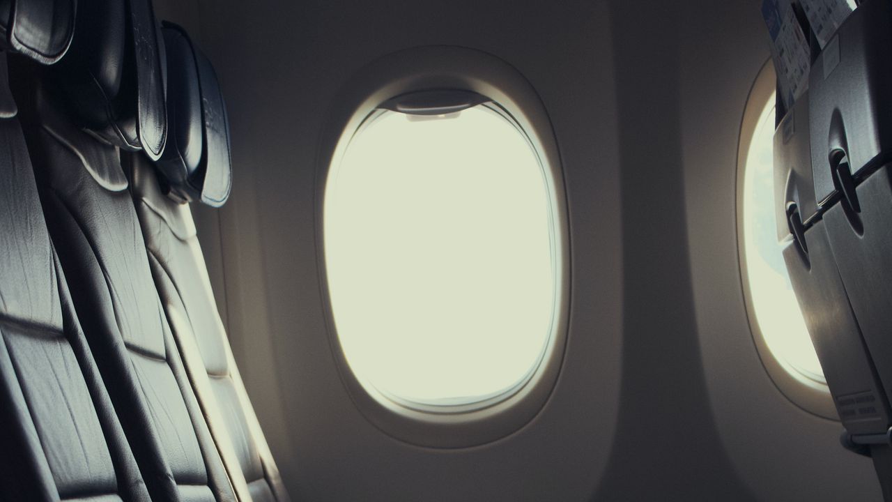 Обои самолет, сидения, иллюминатор, окно, свет