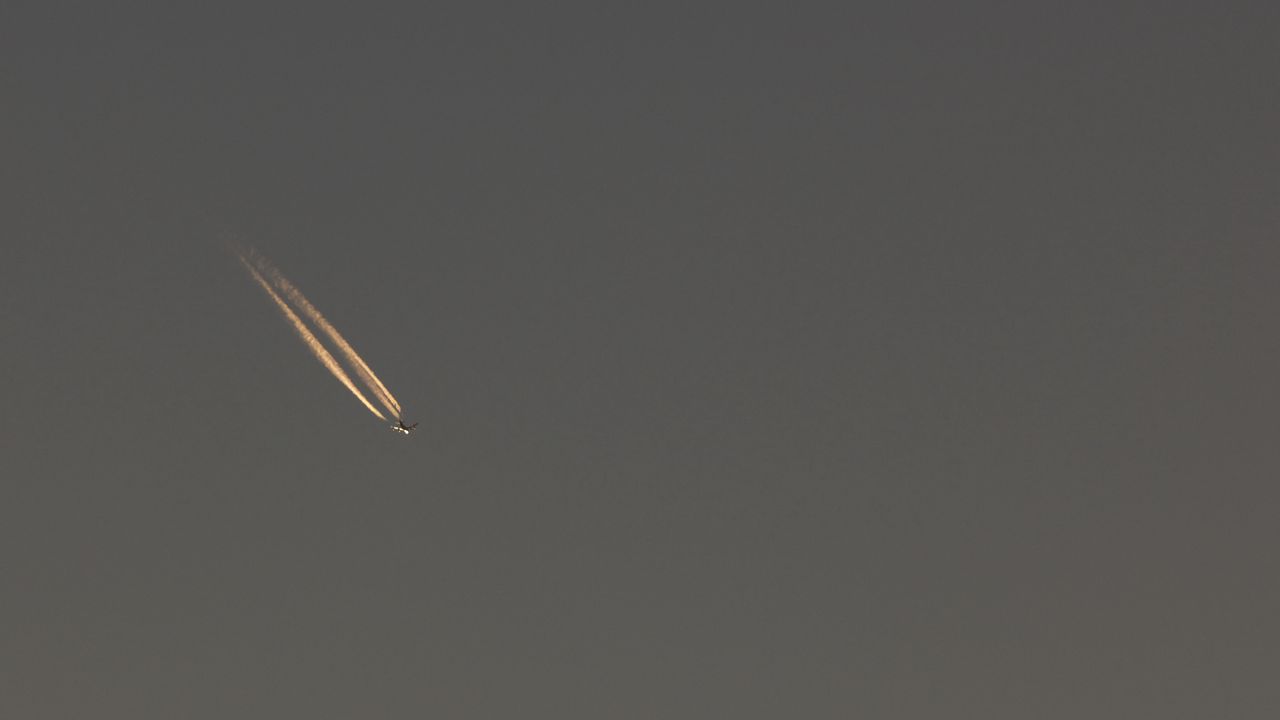 Обои самолет, след, минимализм, небо