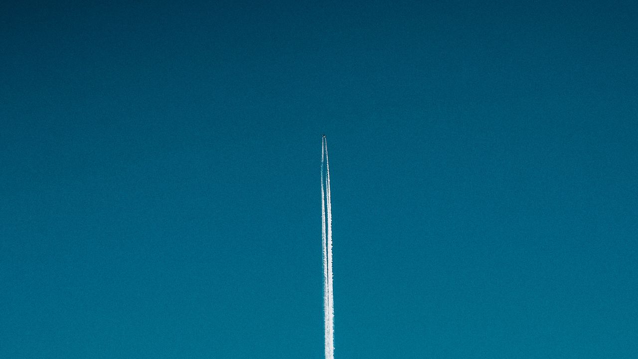 Обои самолет, след, небо, облака, минимализм