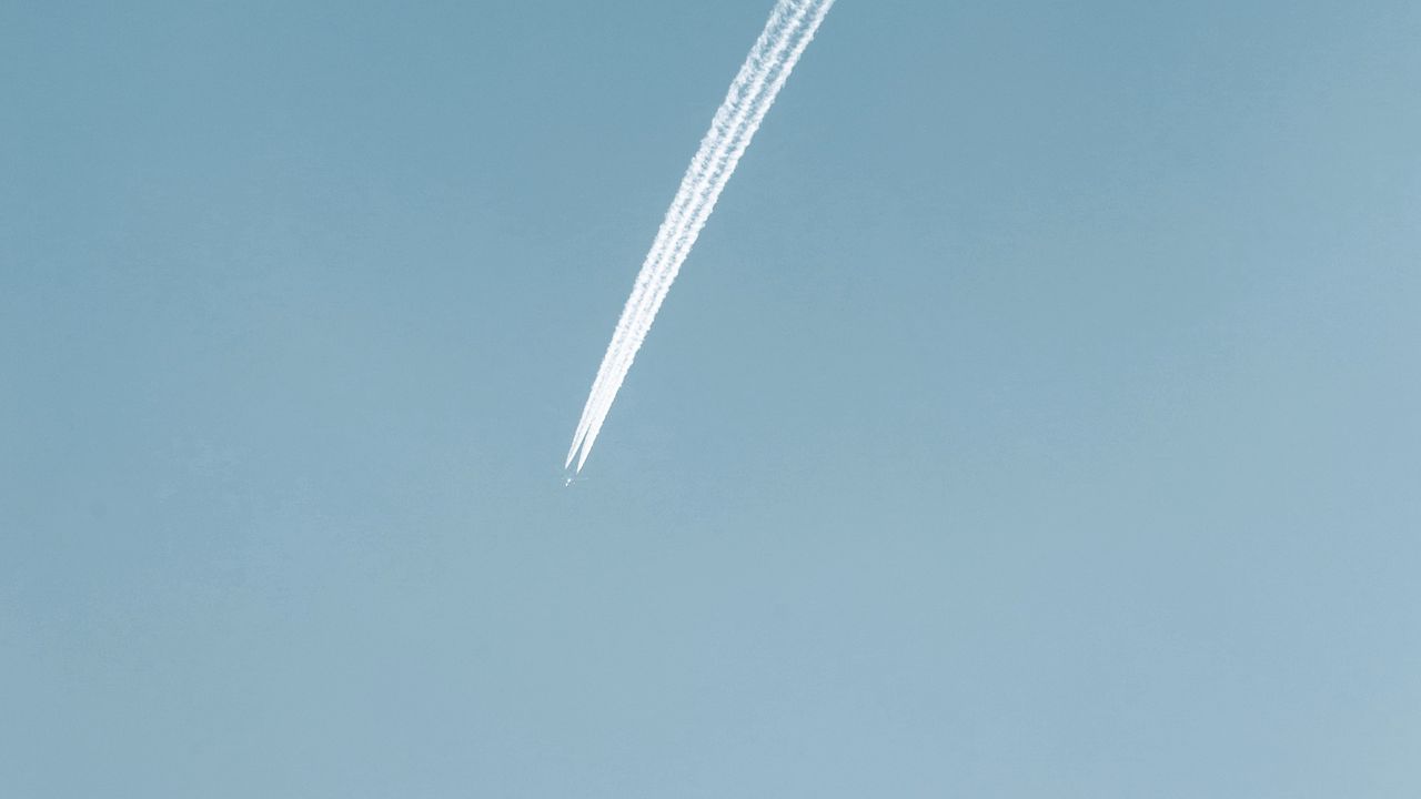 Обои самолет, след, небо, минимализм