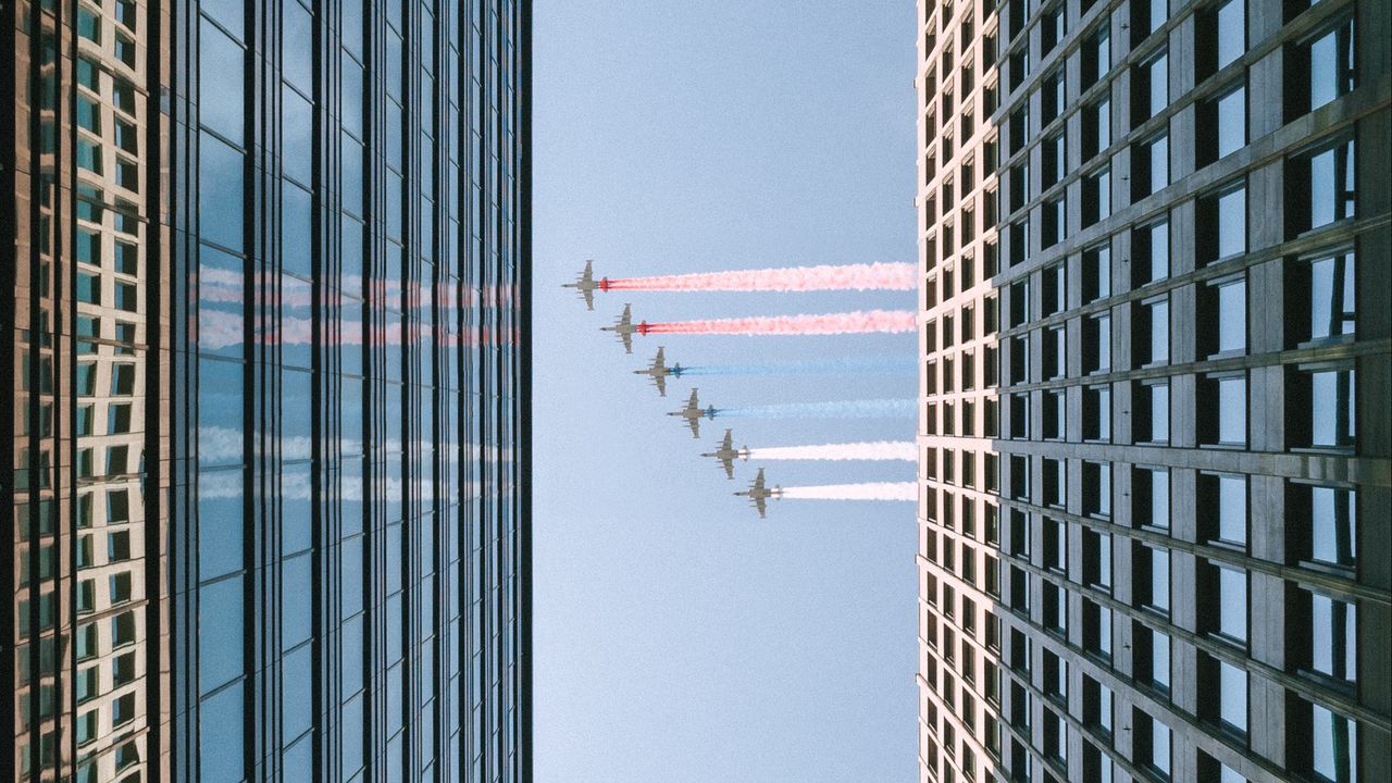 Обои самолёт, цветной дым, здание