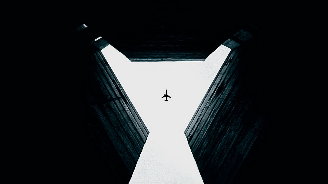 Обои самолет, вид снизу, симметрия, здание, небо, проем, стены, темный, высоко