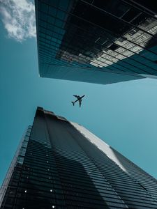 Превью обои самолет, вид снизу, здания, небоскребы, архитектура