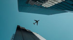 Превью обои самолет, вид снизу, здания, небоскребы, архитектура