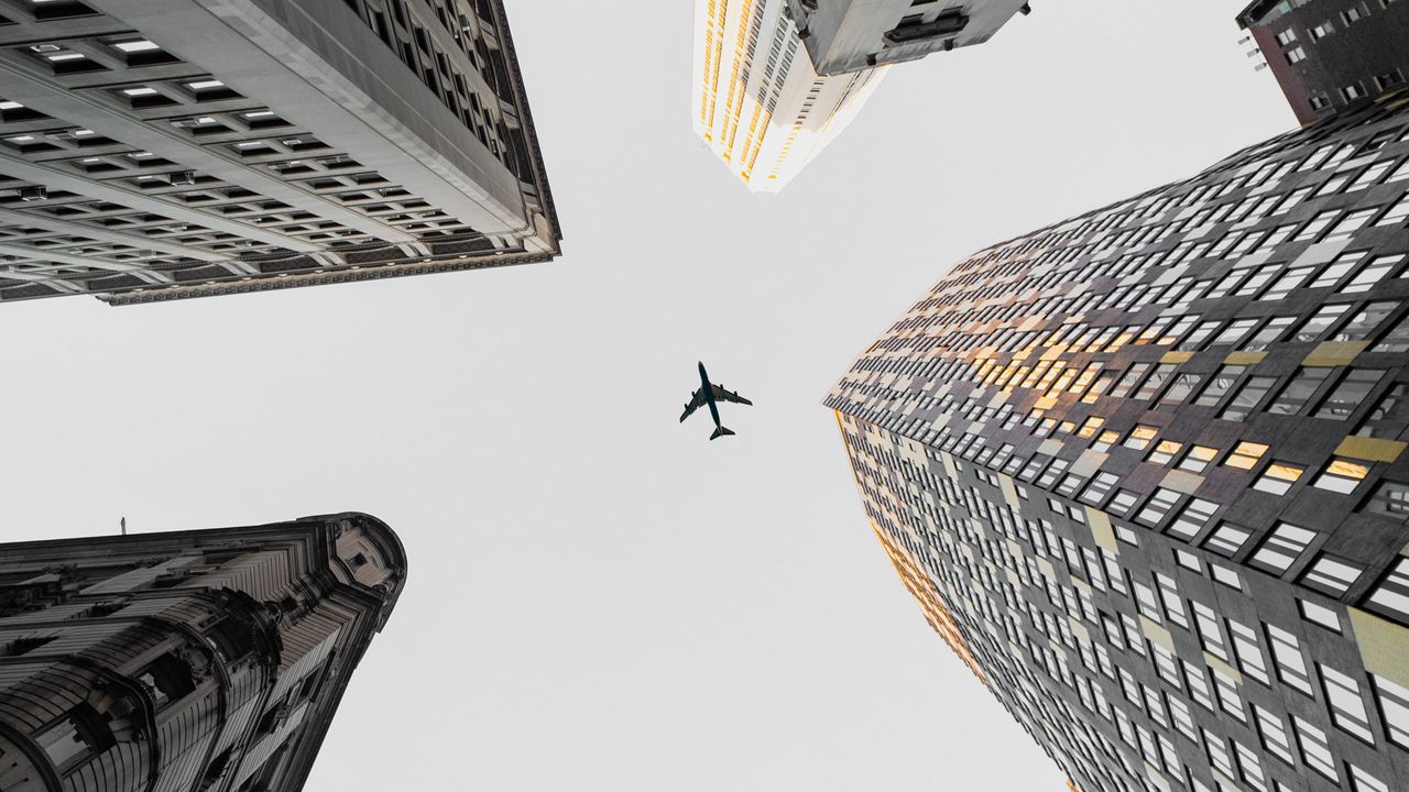 Обои самолет, здания, город, вид снизу
