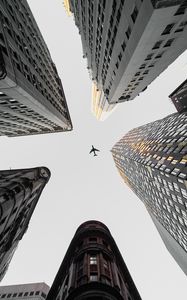 Превью обои самолет, здания, город, вид снизу