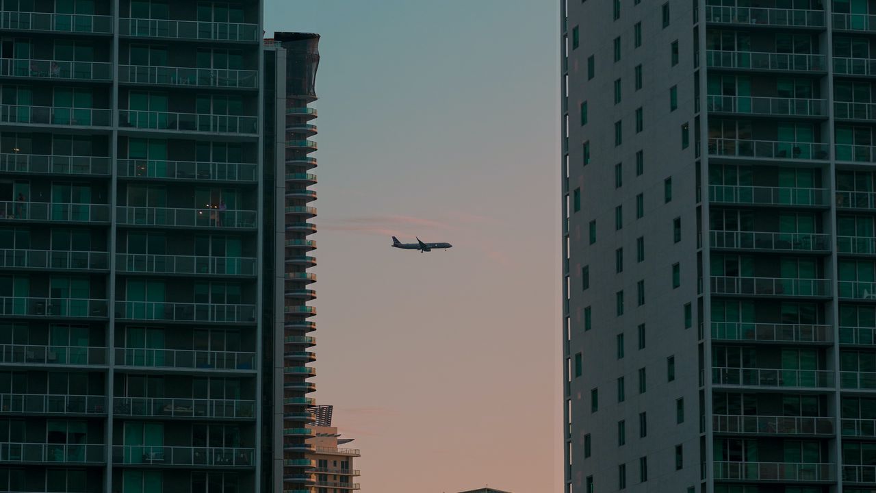 Обои самолет, здания, небоскребы, вечер