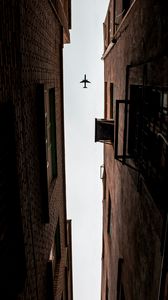 Превью обои самолет, здания, вид снизу, полет