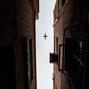 Превью обои самолет, здания, вид снизу, полет
