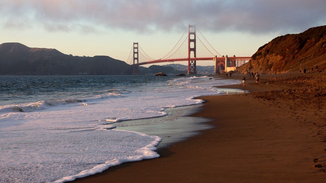 Обои сан-франциско, берег, песок, следы, мост, люди, прогулка, калифорния