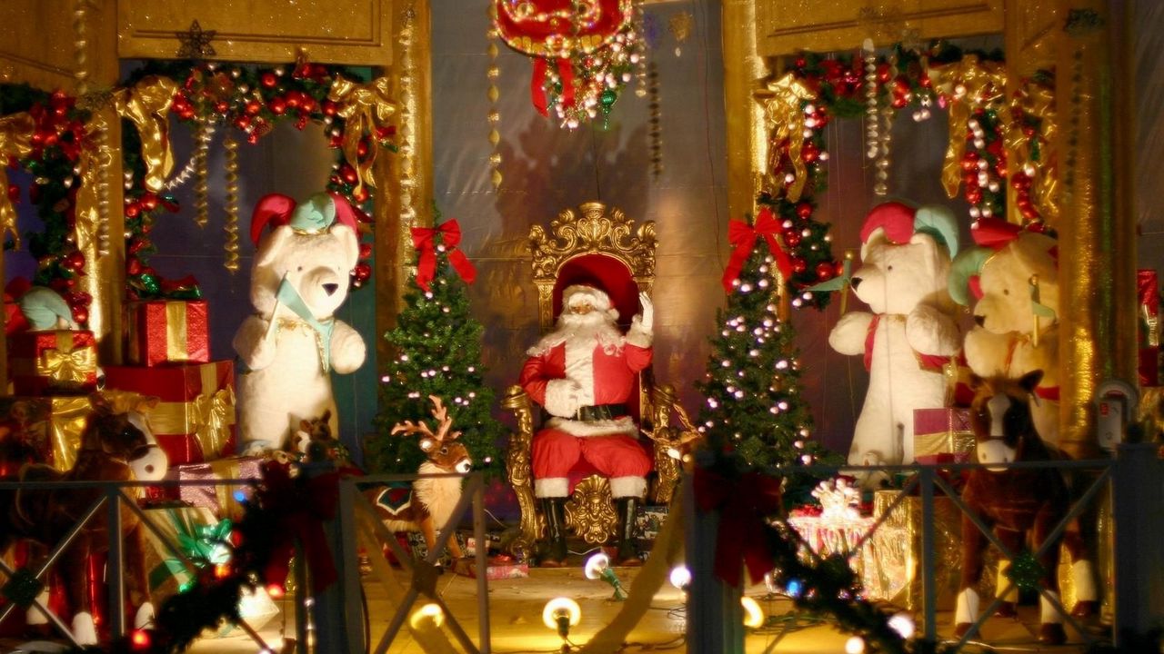 Обои санта клаус, кресло, мишки, игрушки, подарки, ограждение, елки, украшения, рождество
