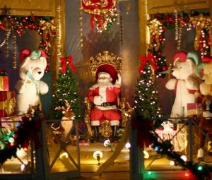 Превью обои санта клаус, кресло, мишки, игрушки, подарки, ограждение, елки, украшения, рождество