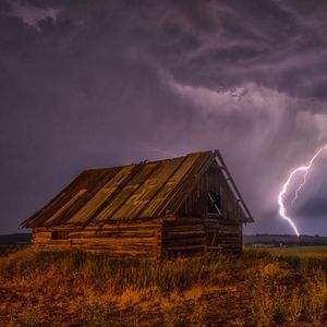 Превью обои сарай, молния, небо, облака