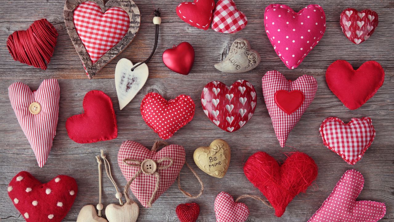 Обои сердца, сердечки, подушечки, ткань, красная, розовая, надписи, дерево