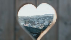 Превью обои сердце, город, вид, отверстие
