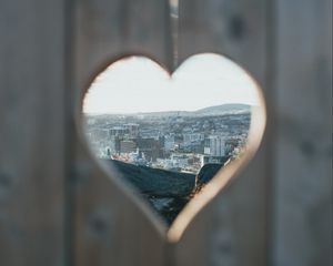 Превью обои сердце, город, вид, отверстие