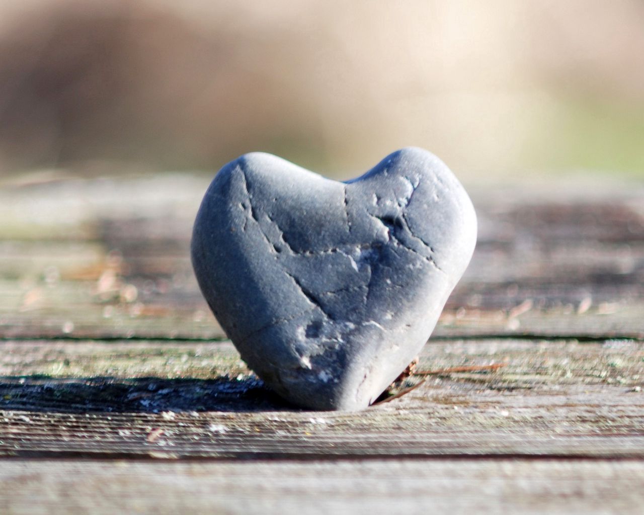 Камень на сердце текст. Каменное сердце. Сердце из камня.