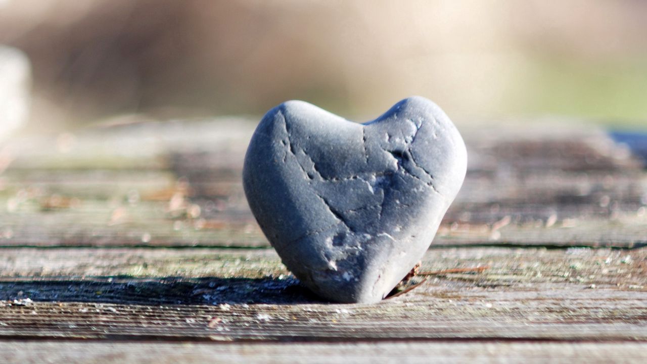 Обои сердце, камень, точки, поверхность