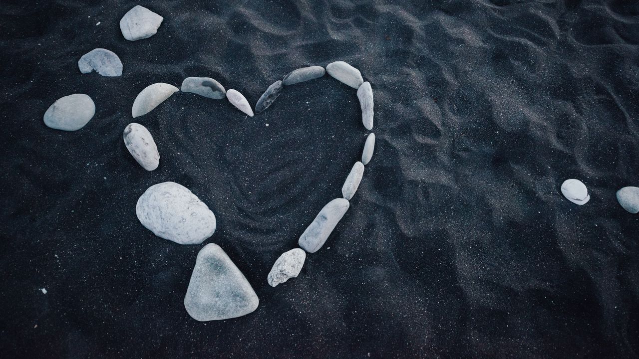 Обои сердце, камни, любовь, песок