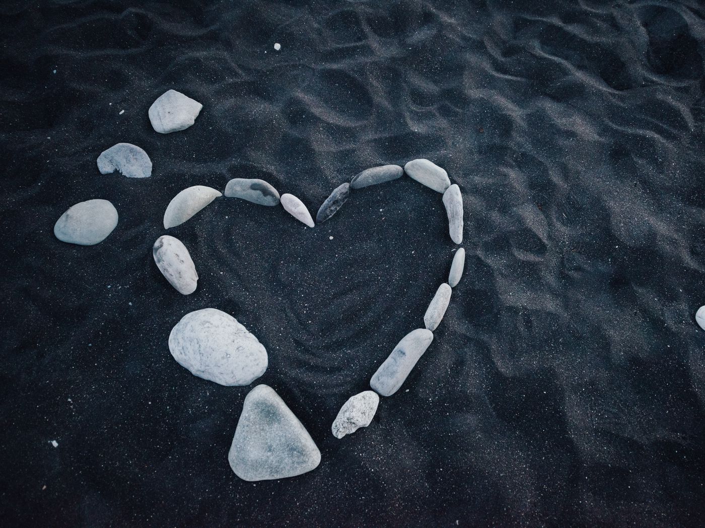 Камень на сердце текст. Обои сердце. Обои с сердечками. Обои на телефон камни с сердцем. Подводные камни любви.